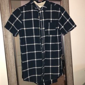 SHORT SLEEVE BUTTON UP SHIRT